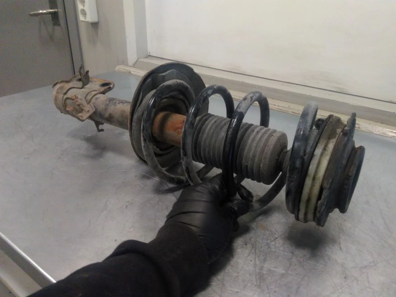 Nissan LEAF 2011-17 Strut assembly, front right view 2