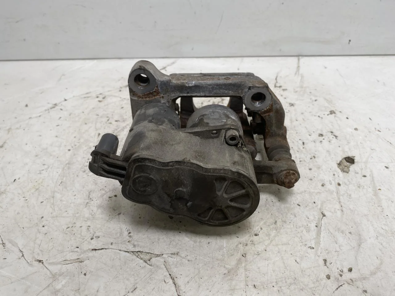 Opel / Vauxhall OPEL MOKKA 21 > Rear left brake caliper view 3
