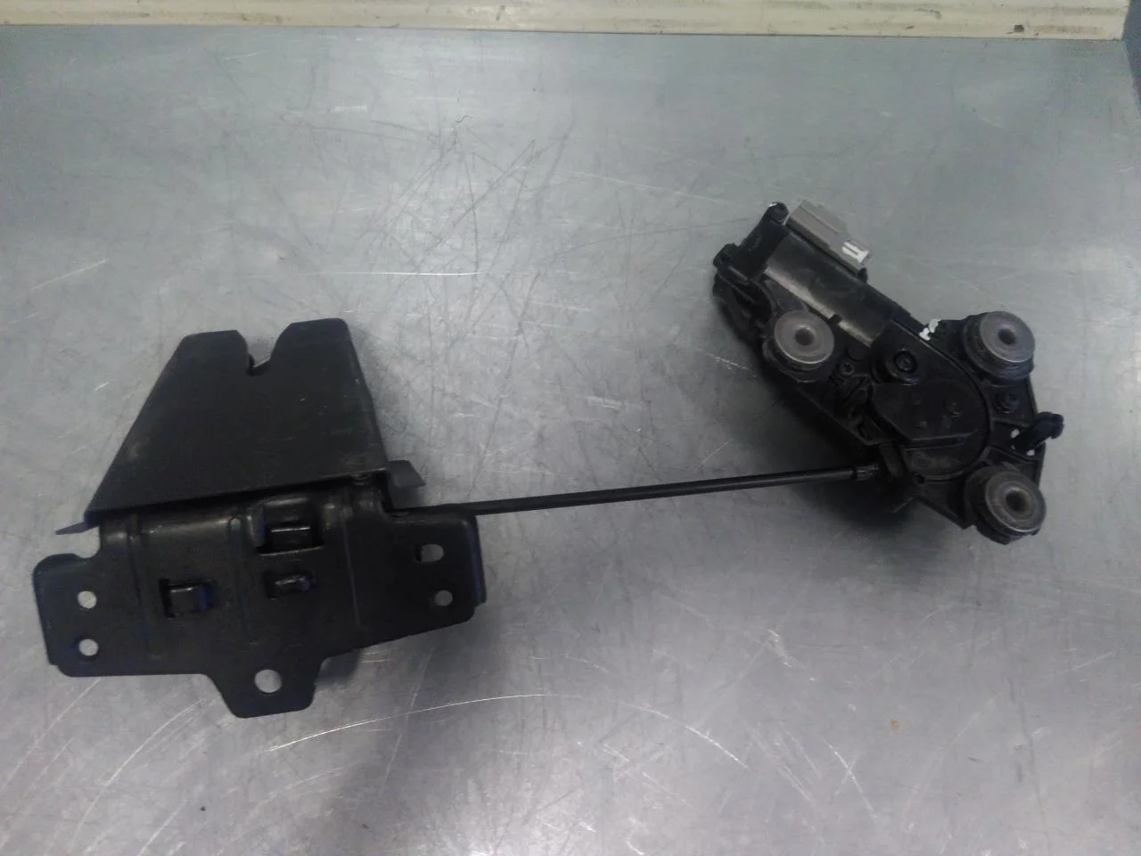 Volvo C40/RECHARGE 2021-> Tailgate lock view 2