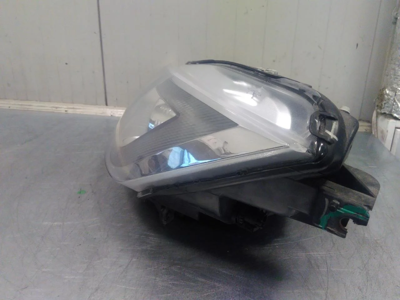 Tesla MODEL S 2013- Left headlight view 3