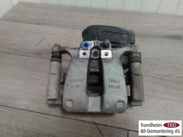 Tesla MODEL 3 2017--> Rear right brake caliper view 2