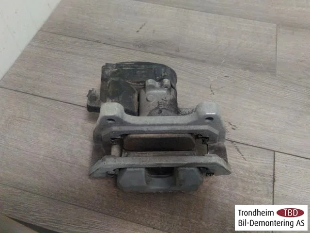Tesla MODEL 3 2017--> Rear right brake caliper view 3