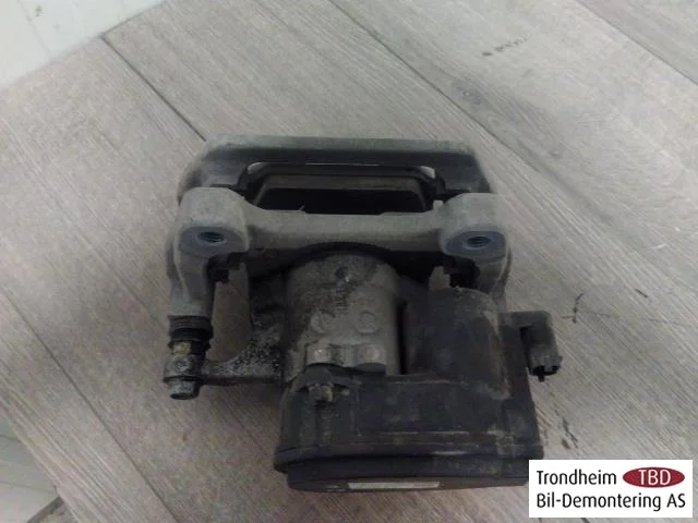 Tesla MODEL 3 2017--> Rear right brake caliper view 4