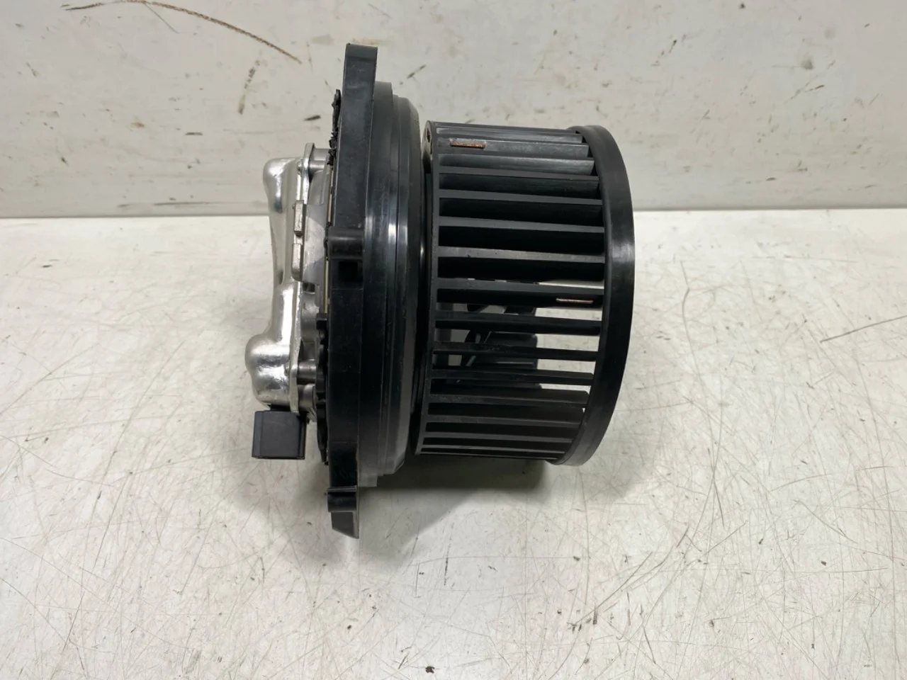 Volkswagen ID.4 2021- Heater blower motor view 2
