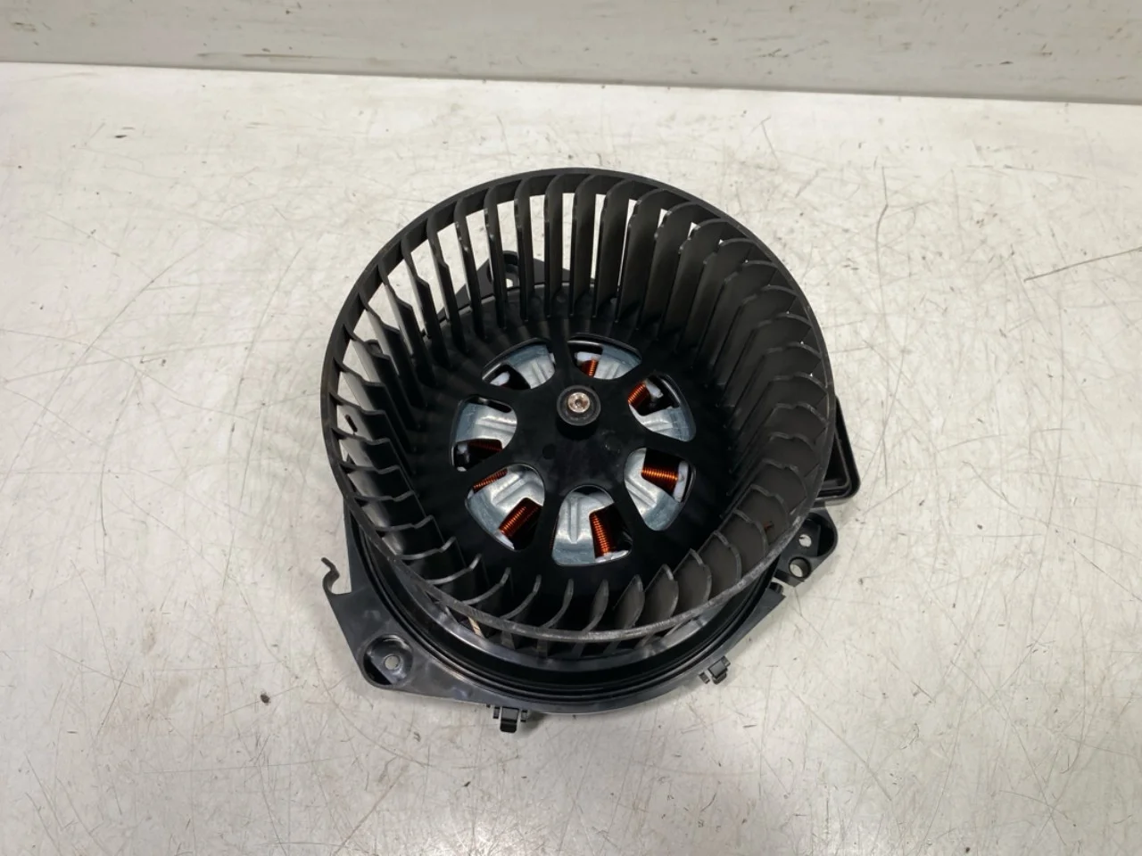 Volkswagen ID.4 2021- Heater blower motor view 3