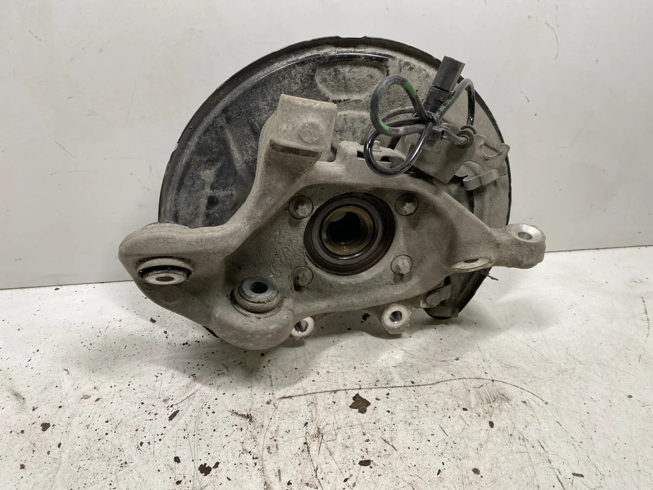 Mercedes EQC 2020- Stub axle carrier, right rear view 2