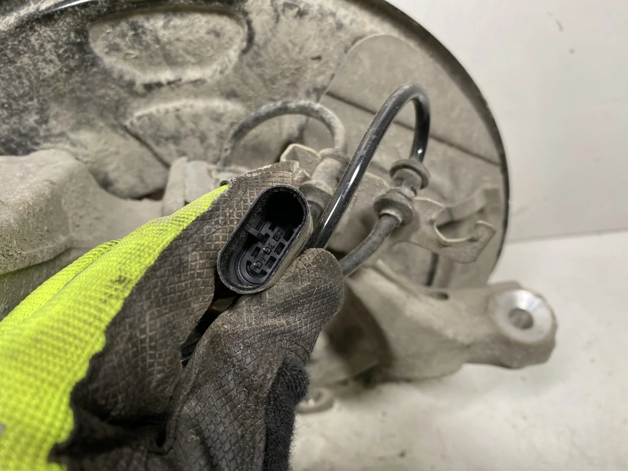 Mercedes EQC 2020- Stub axle carrier, right rear view 3
