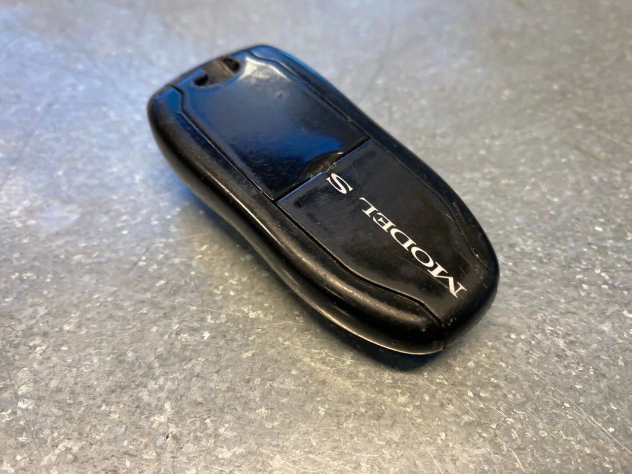 Tesla MODEL S 2013- Távirányító, központi zár / riasztó nézet 4