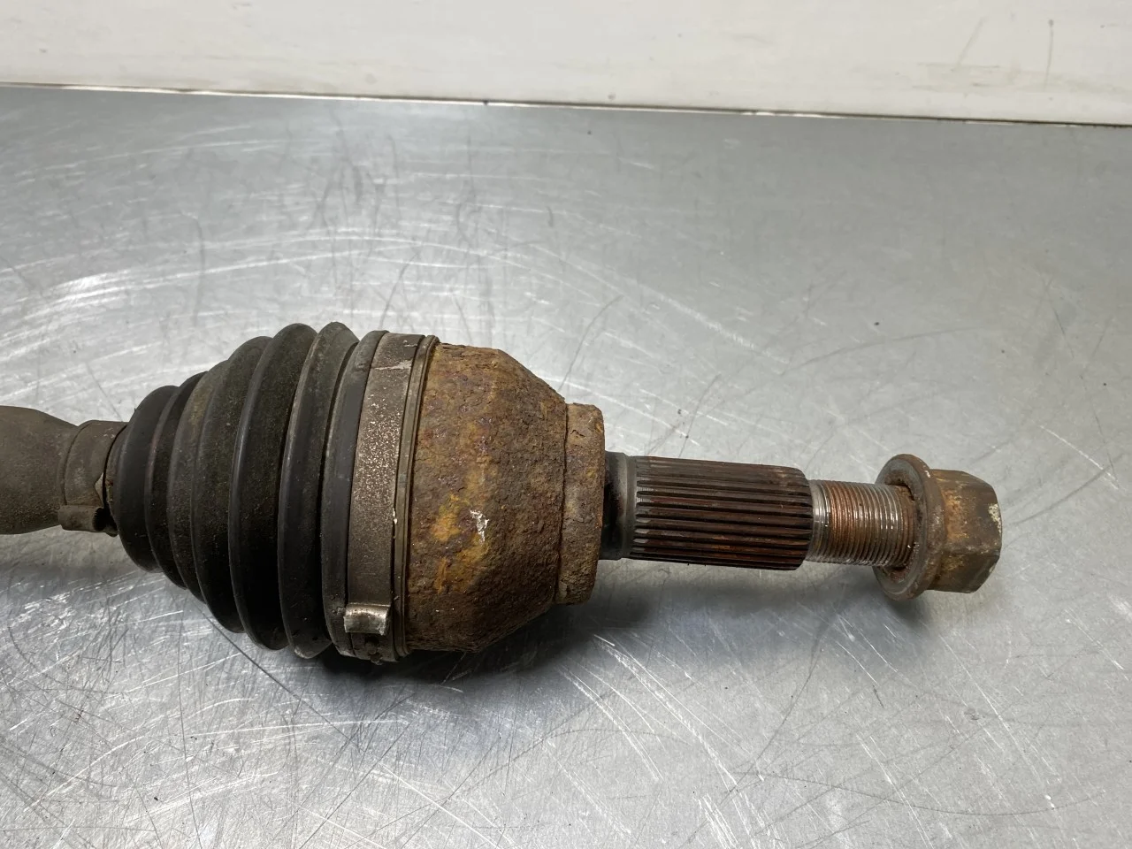 Nissan LEAF 2011-17 Front right driveshaft view 2