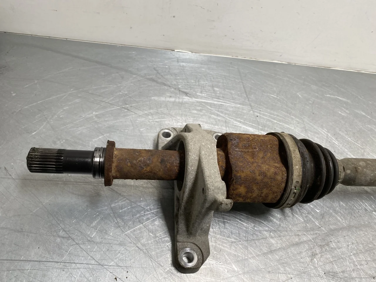 Nissan LEAF 2011-17 Front right driveshaft view 4