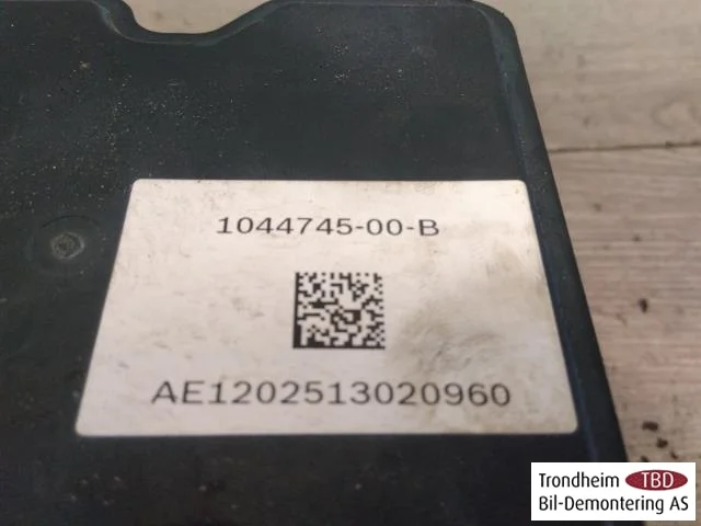 Tesla MODEL 3 2017--> Unitate hidraulică ABS vedere 4