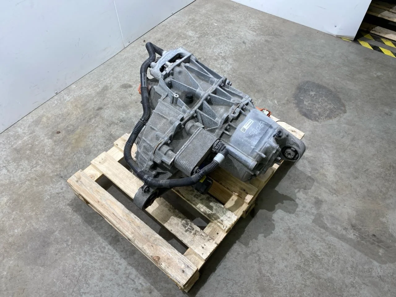 Tesla MODEL Y 2021- Elektromos motor, hátsó nézet 3