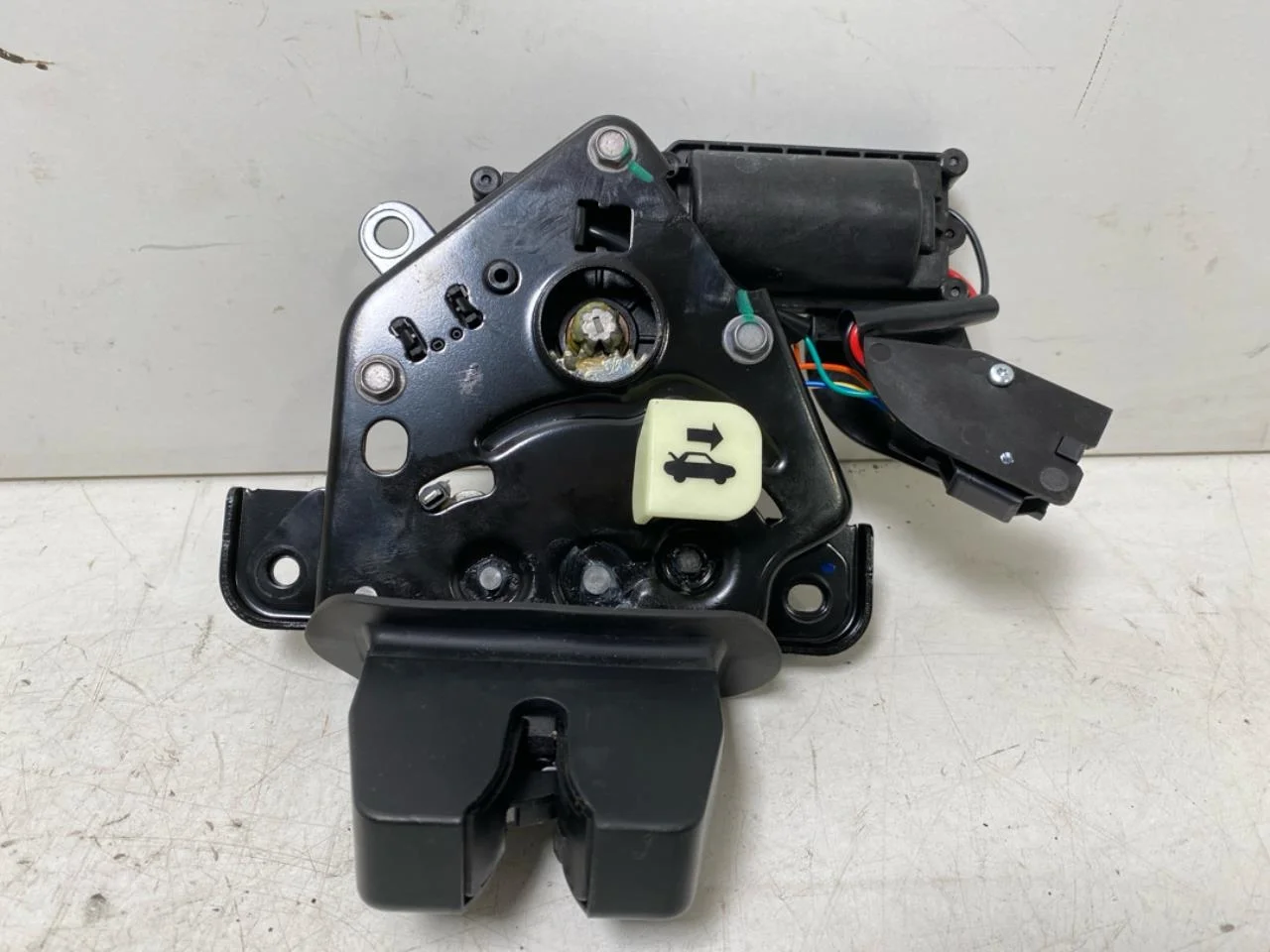 Tesla MODEL Y 2021- Tailgate lock