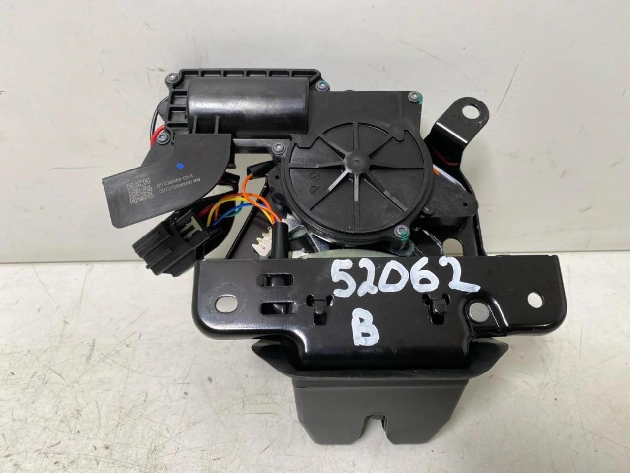 Tesla MODEL Y 2021- Tailgate lock view 2