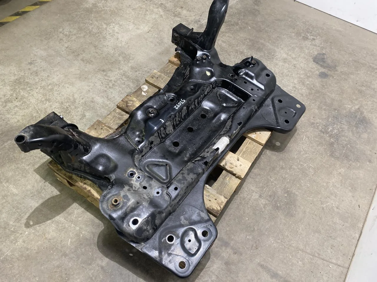 Volvo XC40/RECHARGE 2018- Front subframe view 2