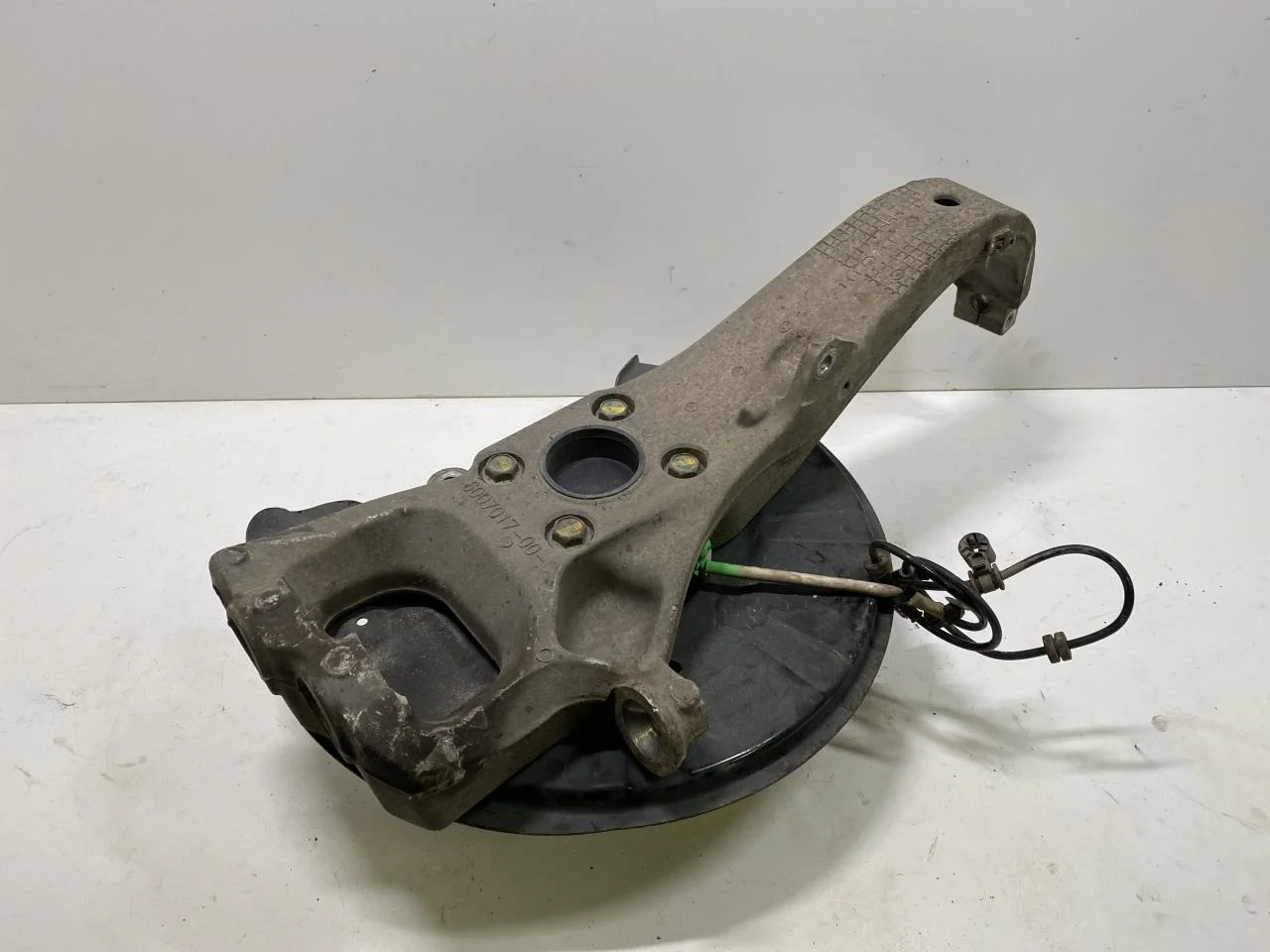 Tesla MODEL S 2013- Stub axle carrier, left front view 2