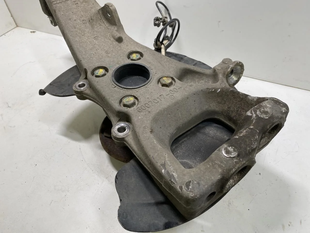 Tesla MODEL S 2013- Stub axle carrier, left front view 3