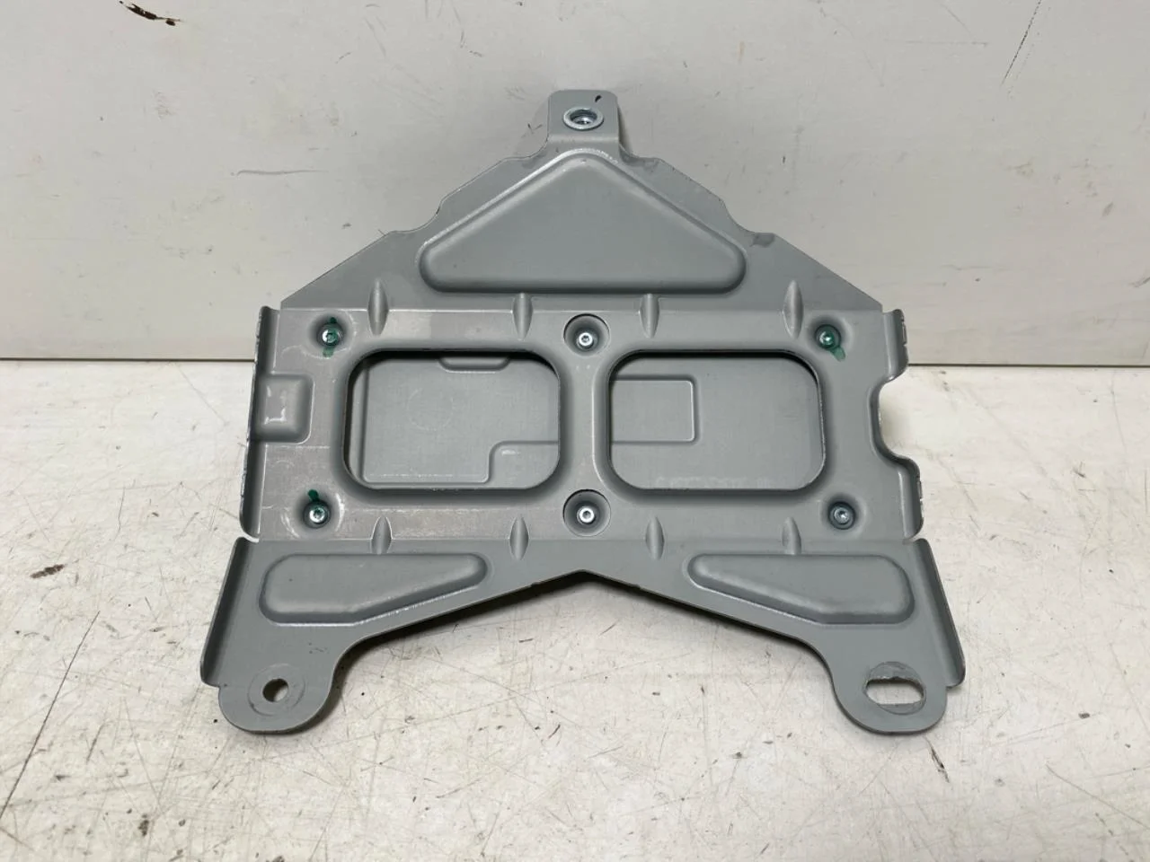 Tesla MODEL Y 2021- Antenna amplifier view 2