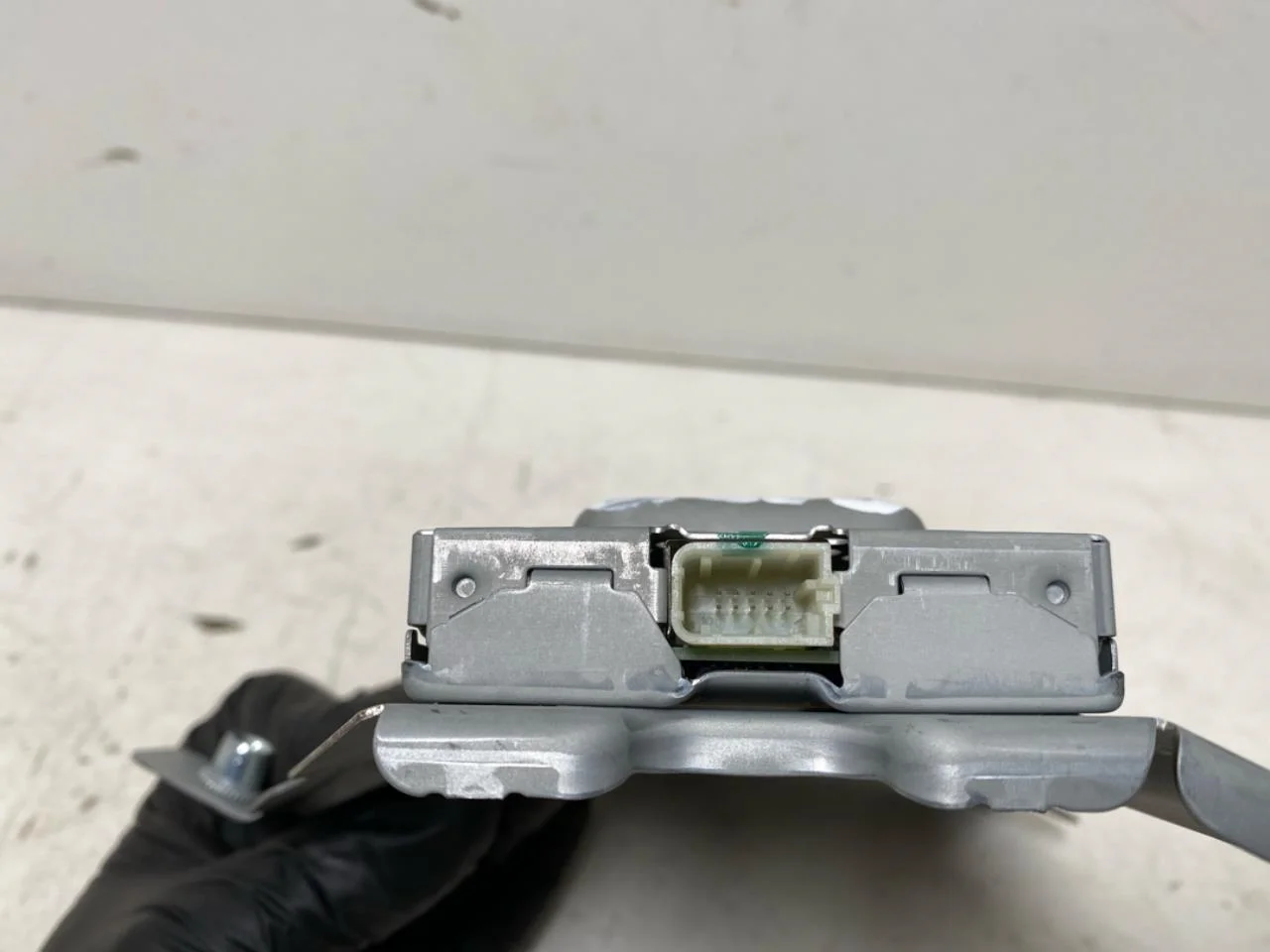 Tesla MODEL Y 2021- Antenna amplifier view 3