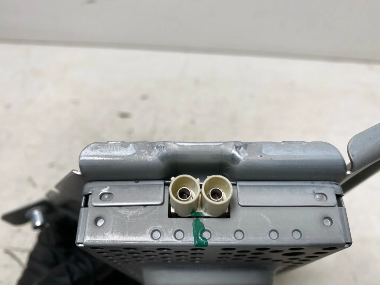 Tesla MODEL Y 2021- Antenna amplifier view 4