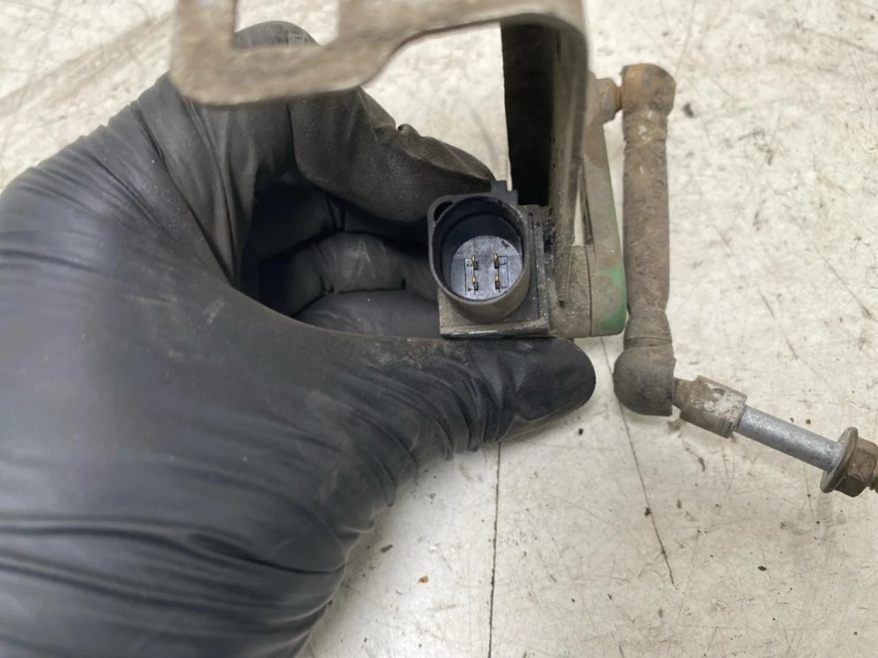Tesla MODEL S 2013- Level control / air suspension sensor view 3