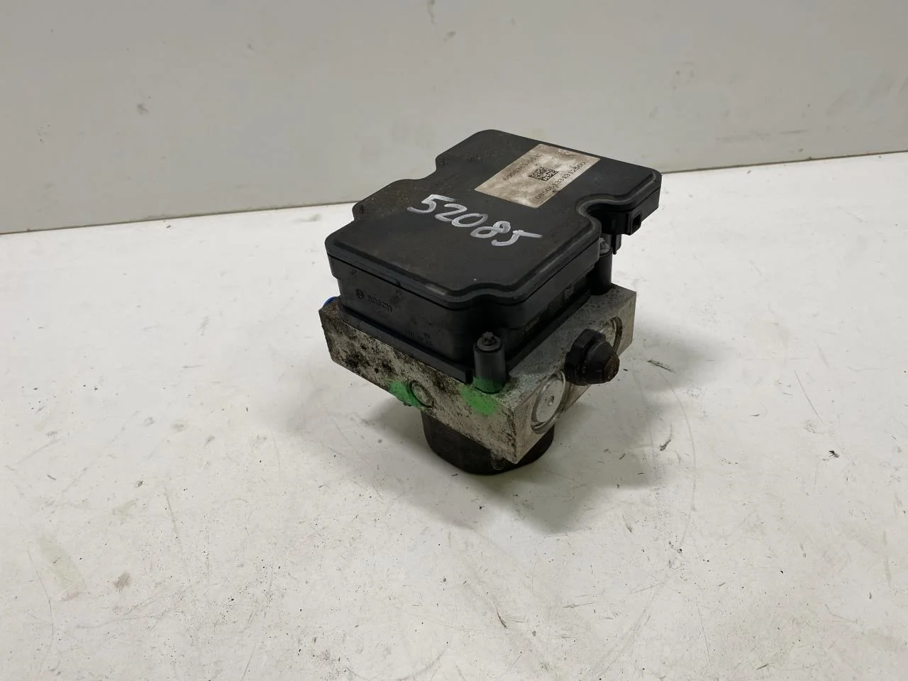 Tesla MODEL S 2013- ABS hydraulic unit view 2