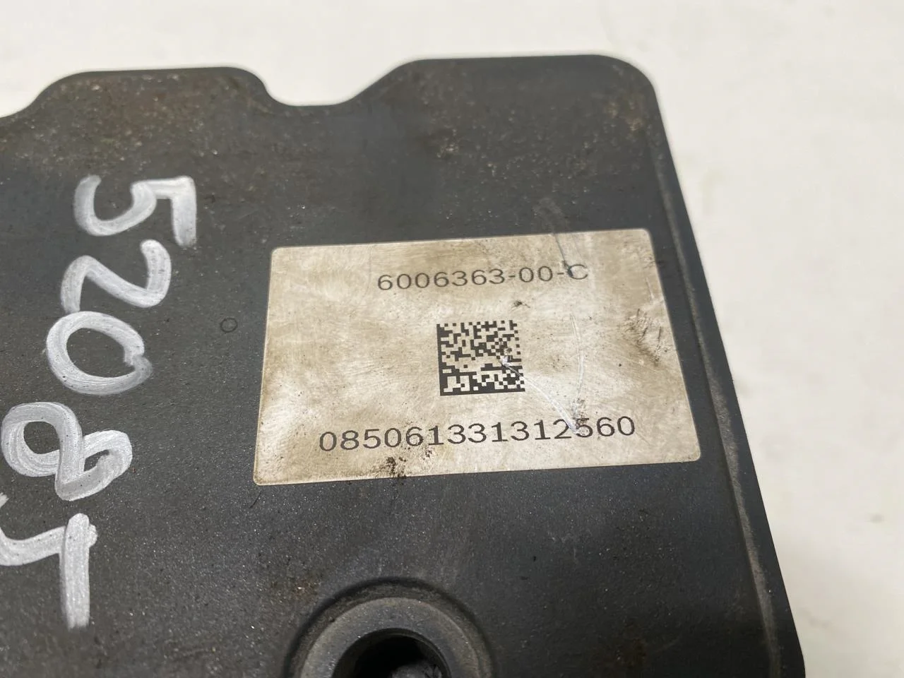 Tesla MODEL S 2013- ABS hydraulic unit view 3