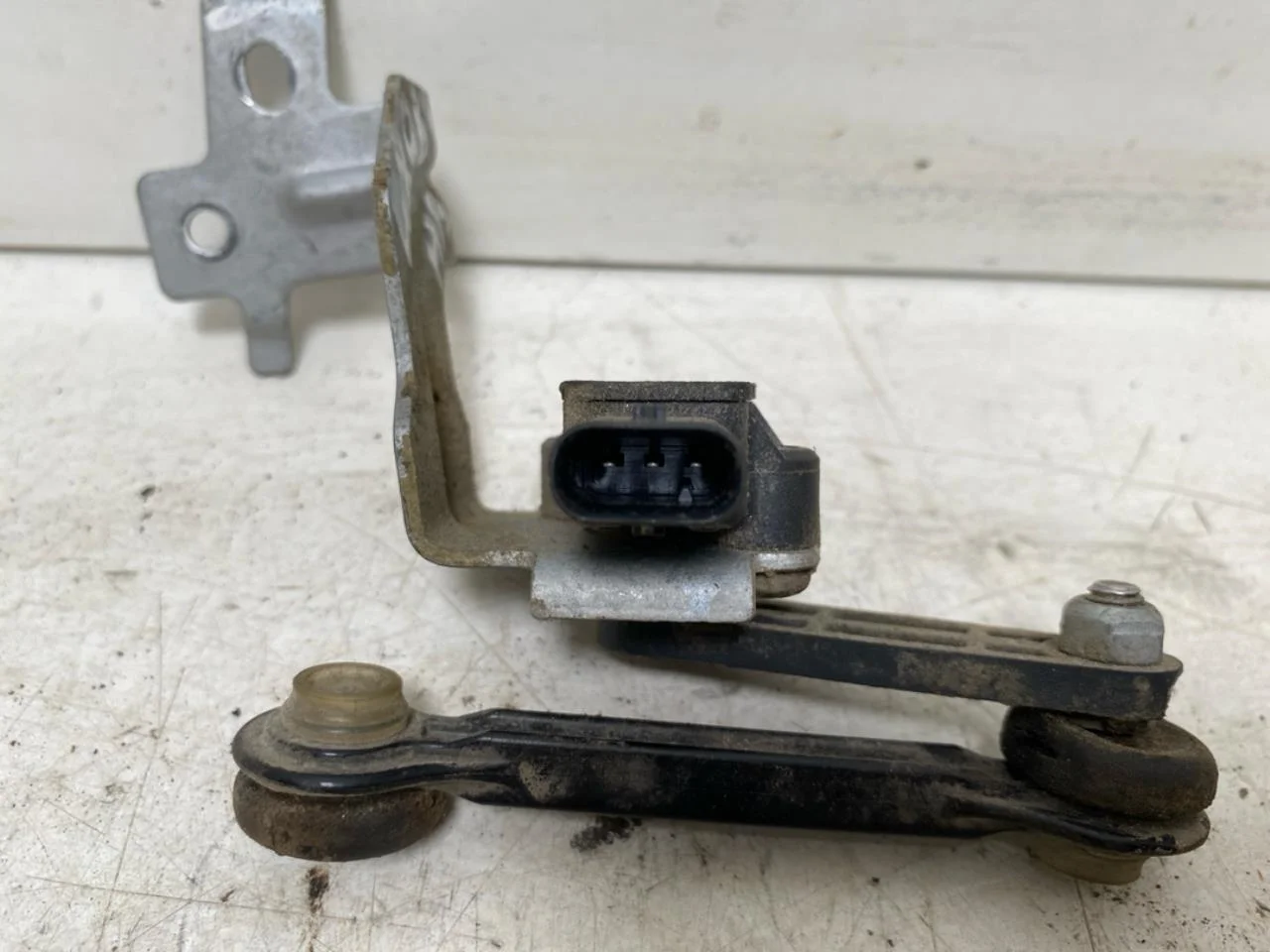 Mercedes EQA H243 2021- Level control / air suspension sensor view 2