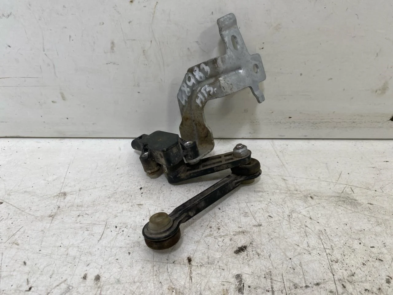 Mercedes EQA H243 2021- Level control / air suspension sensor view 3
