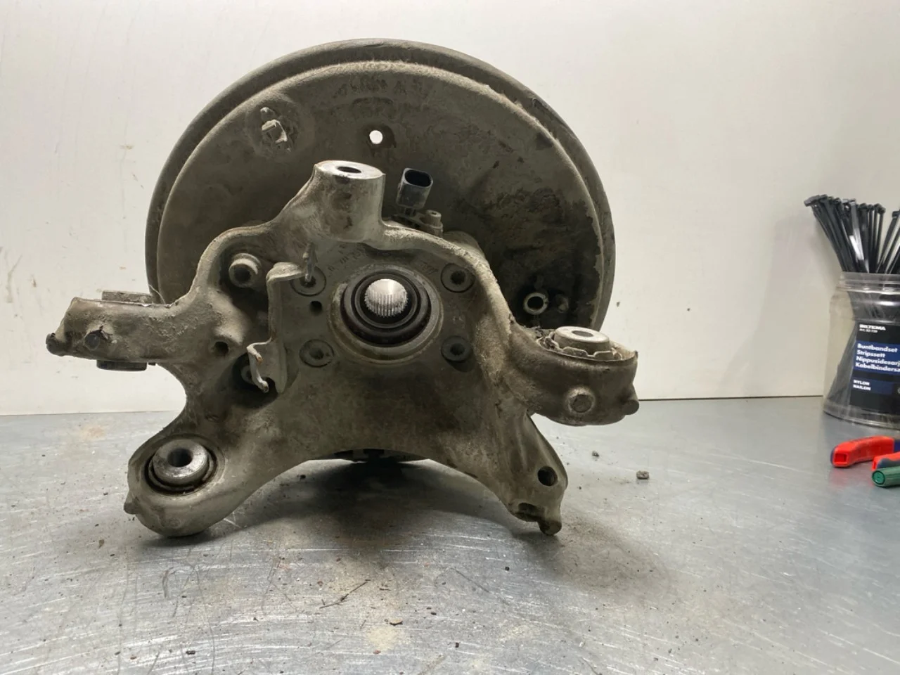 Volkswagen ID.4 2021- Stub axle carrier, right rear view 2
