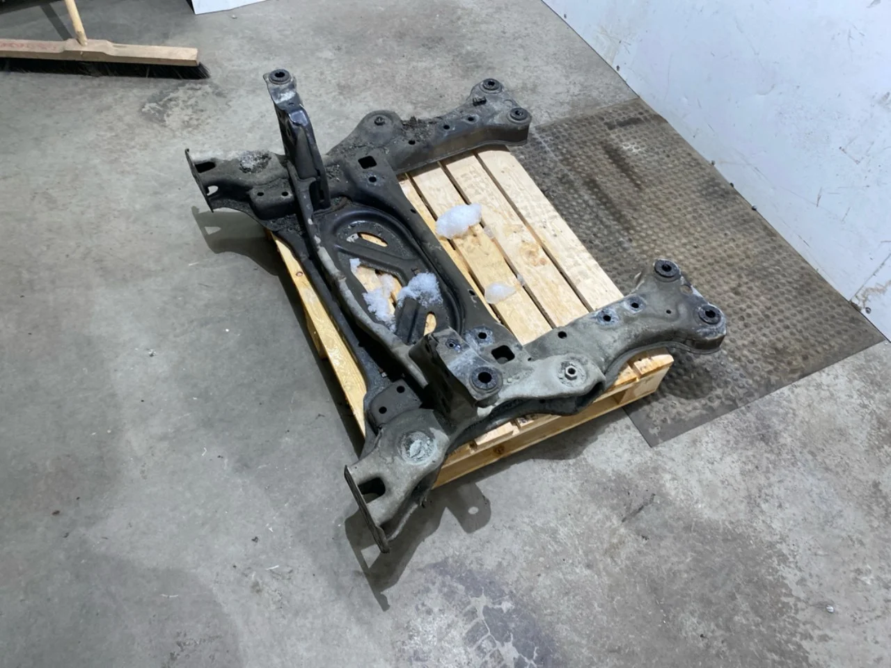 Volkswagen ID.4 2021- Front subframe view 3