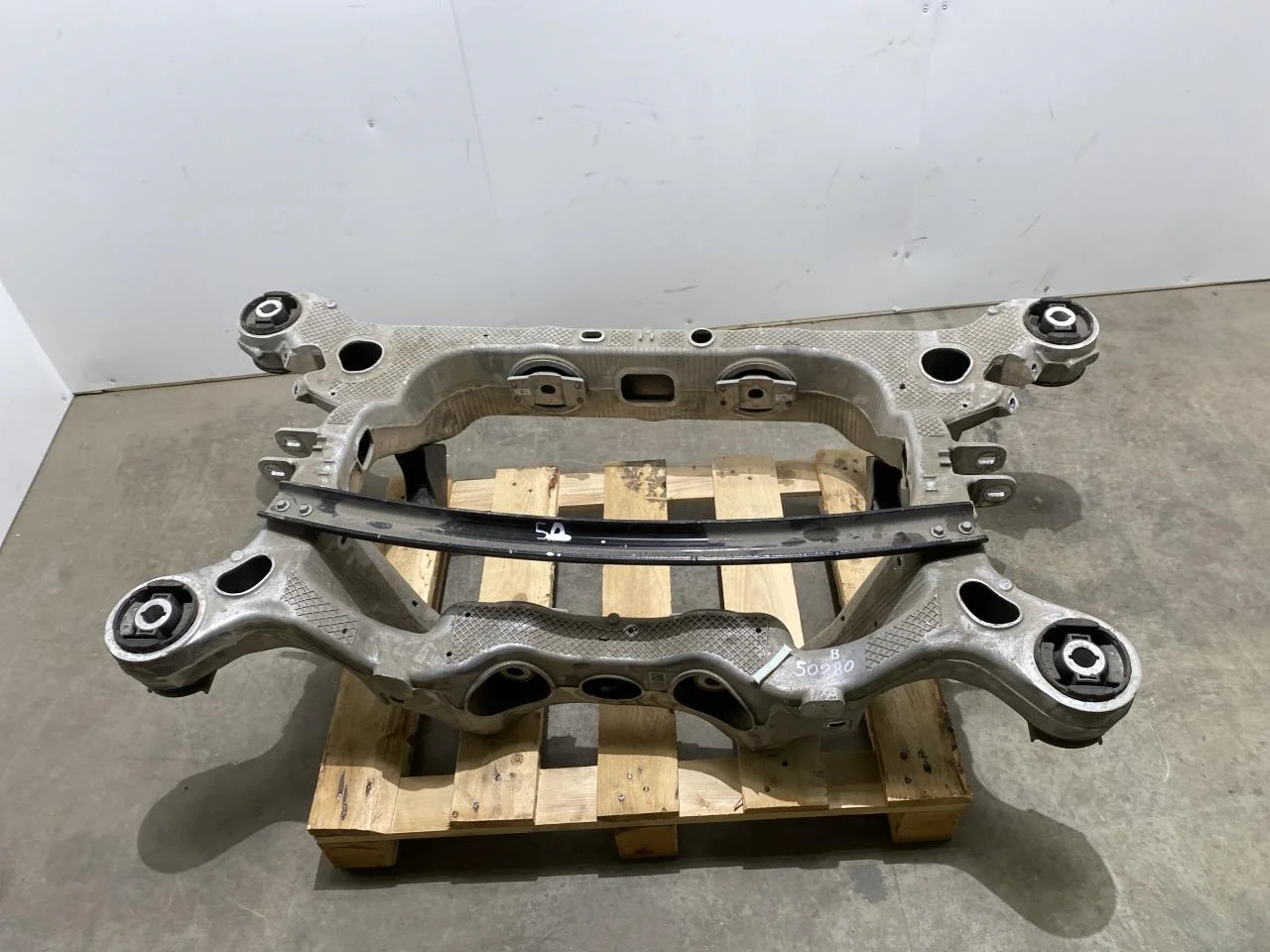 Ford MUSTANG MACH-E 2021- Traversă punte spate / cadru auxiliar