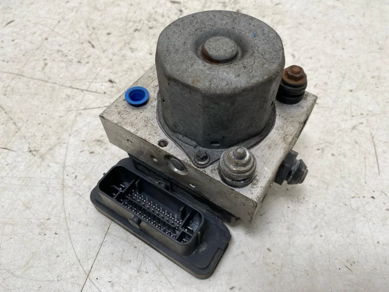 Tesla MODEL S 2013- ABS hydraulic unit view 2