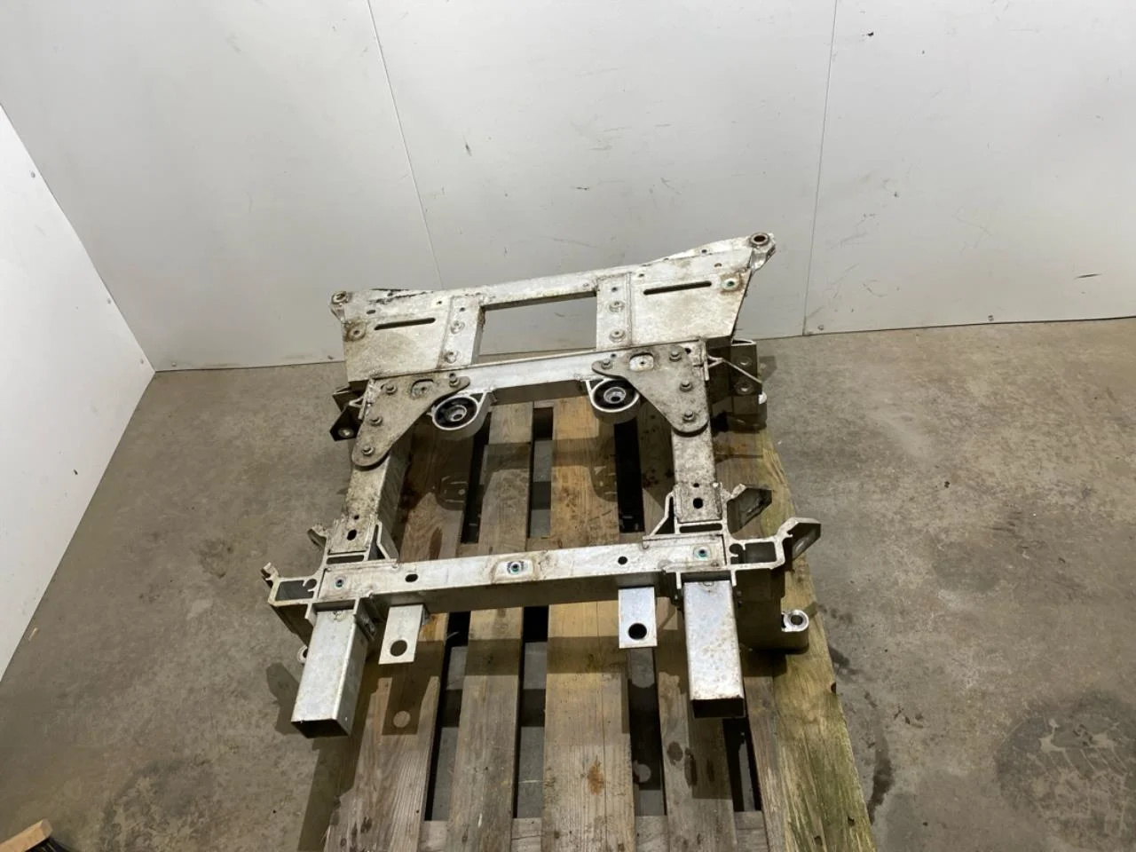 Jaguar I-PACE 2018- Front subframe view 2