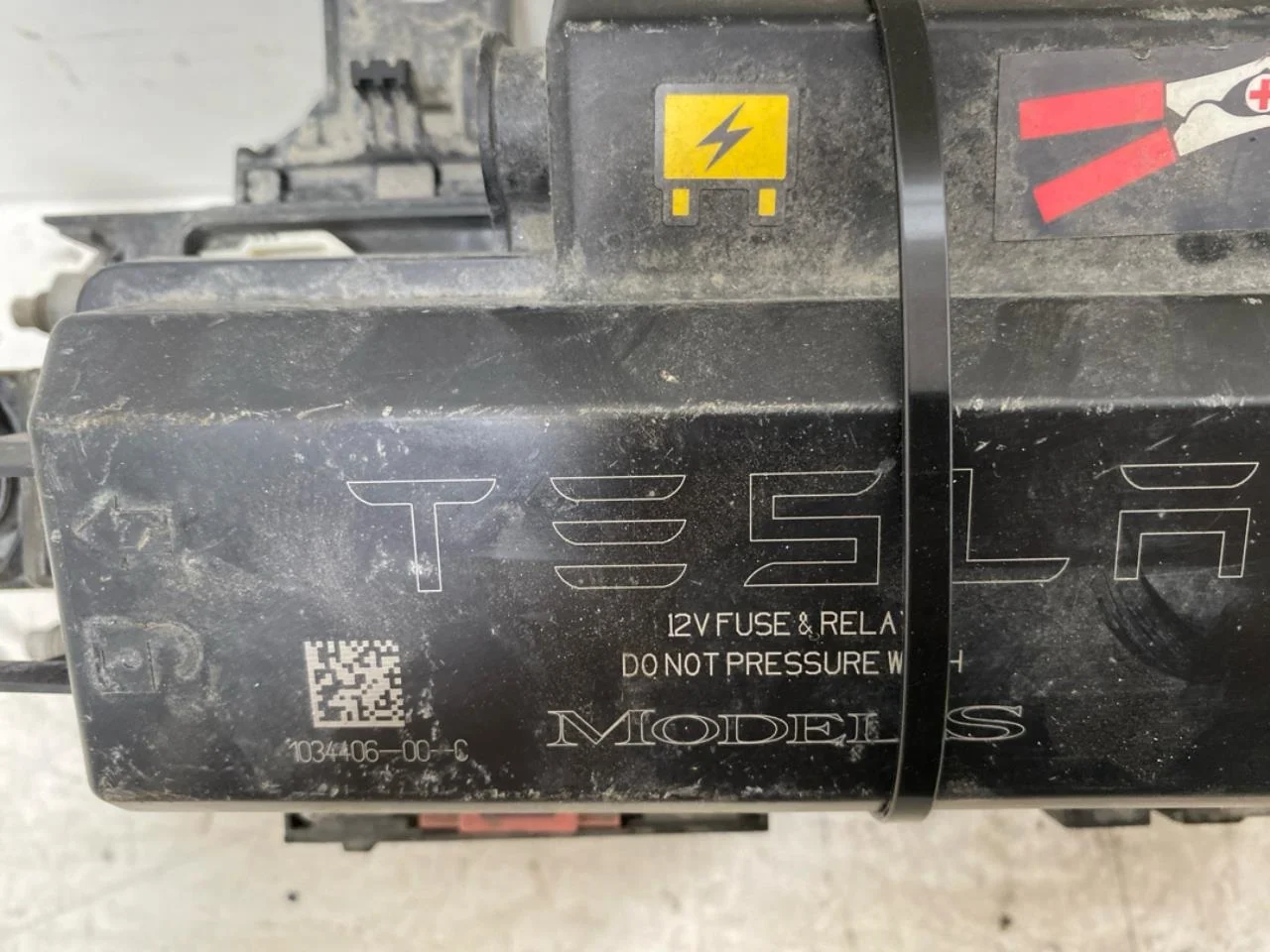 Tesla MODEL S 2013- Biztosítékdoboz / elektromos központ nézet 3