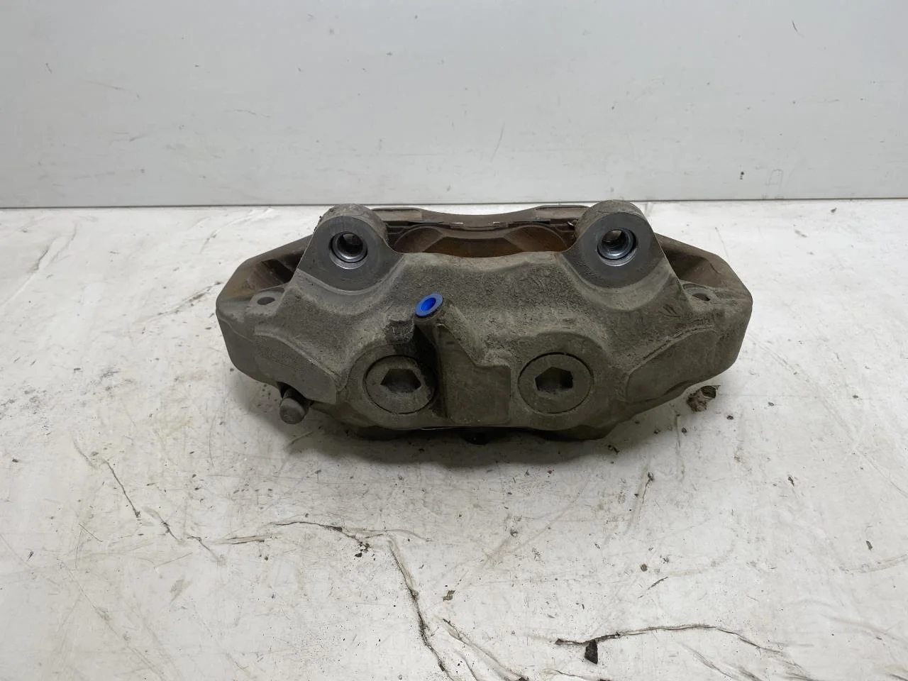 Mercedes EQC 2020- Front left brake caliper view 3