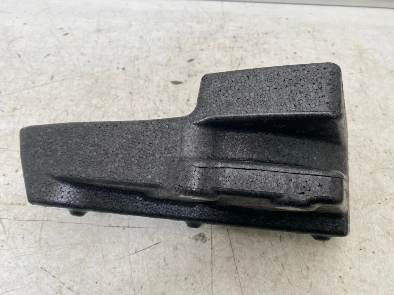 Fisker OCEAN Bumper reinforcement beam, front view 2