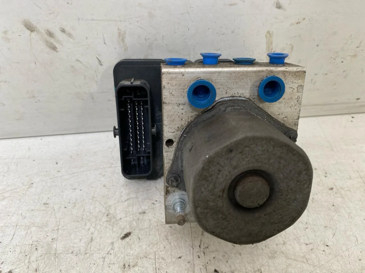 Tesla MODEL S 2013- ABS hydraulic unit view 2