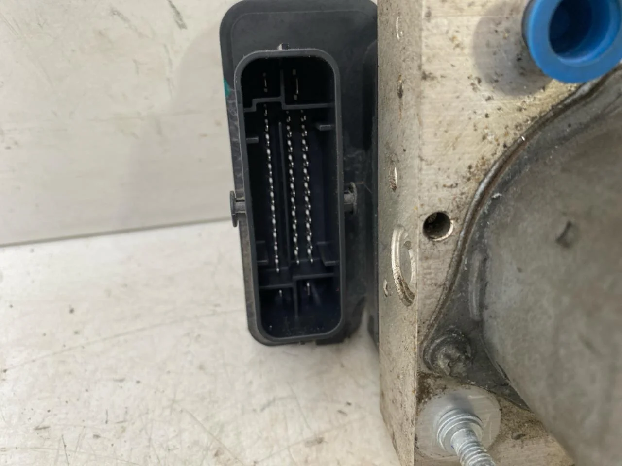 Tesla MODEL S 2013- ABS hydraulic unit view 3