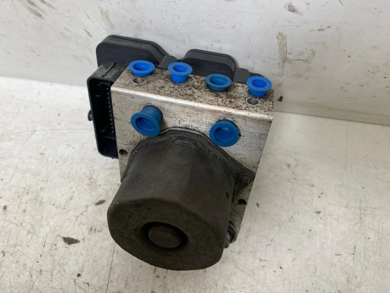 Tesla MODEL S 2013- ABS hydraulic unit view 4