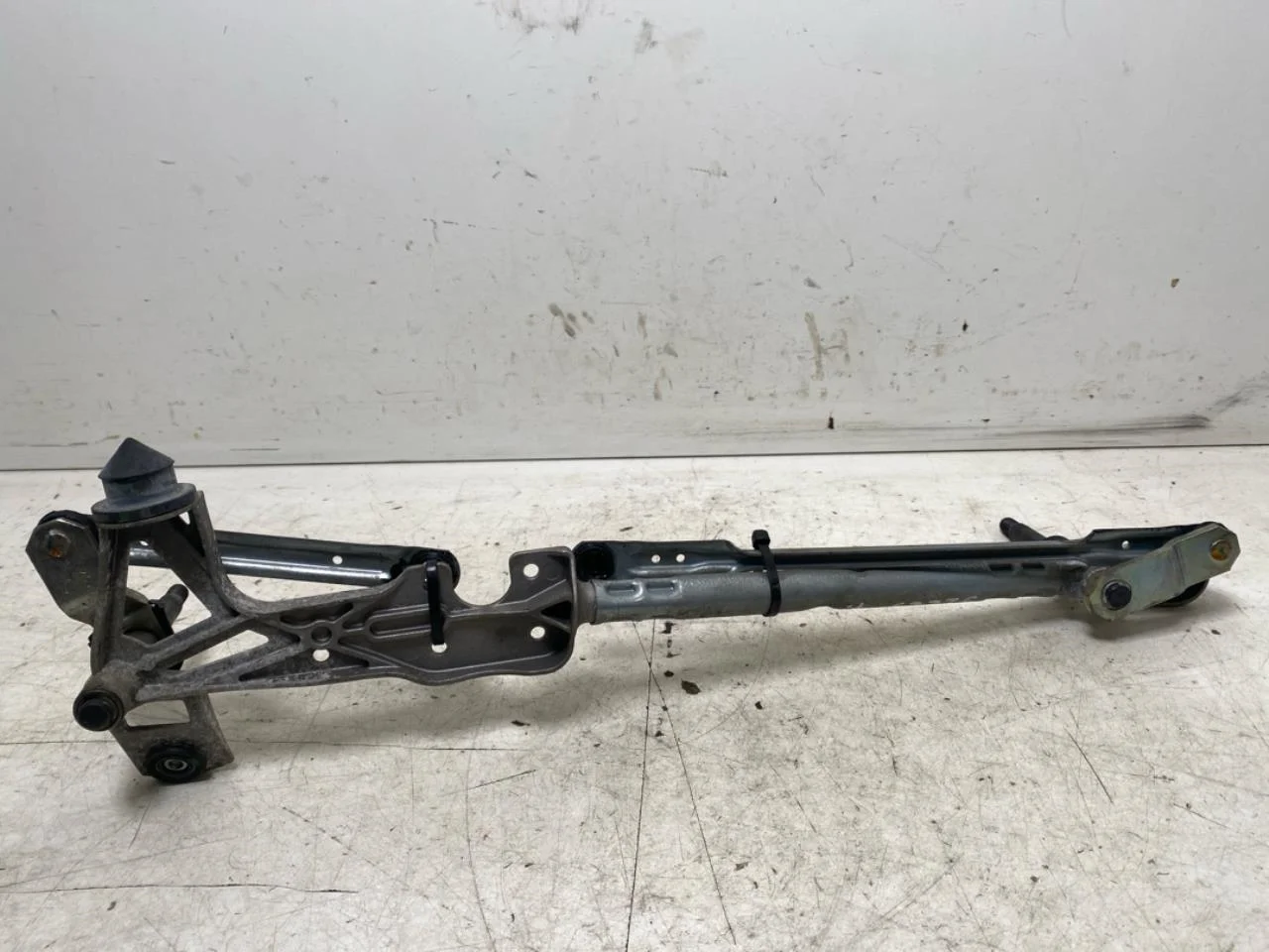 Jaguar I-PACE 2018- Windshield wiper linkage view 2