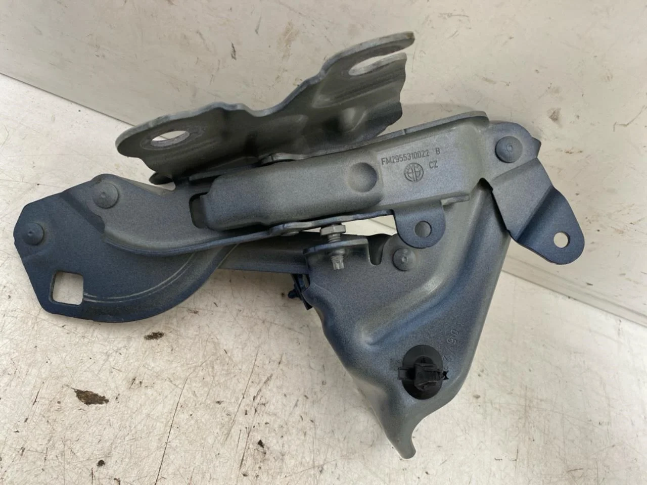 Fisker OCEAN Hood hinge(s) view 3