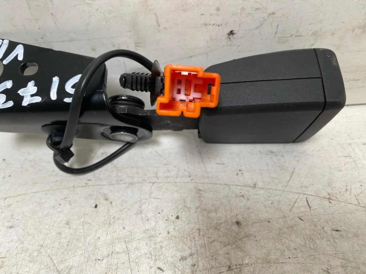 Fisker OCEAN Seat belt buckle / anchor view 2