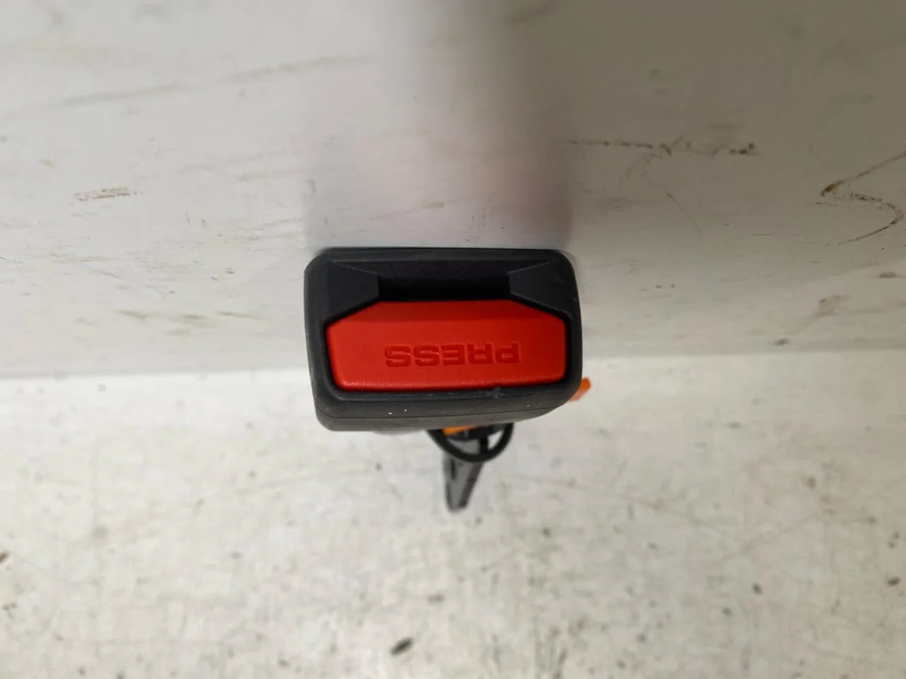 Fisker OCEAN Seat belt buckle / anchor view 4