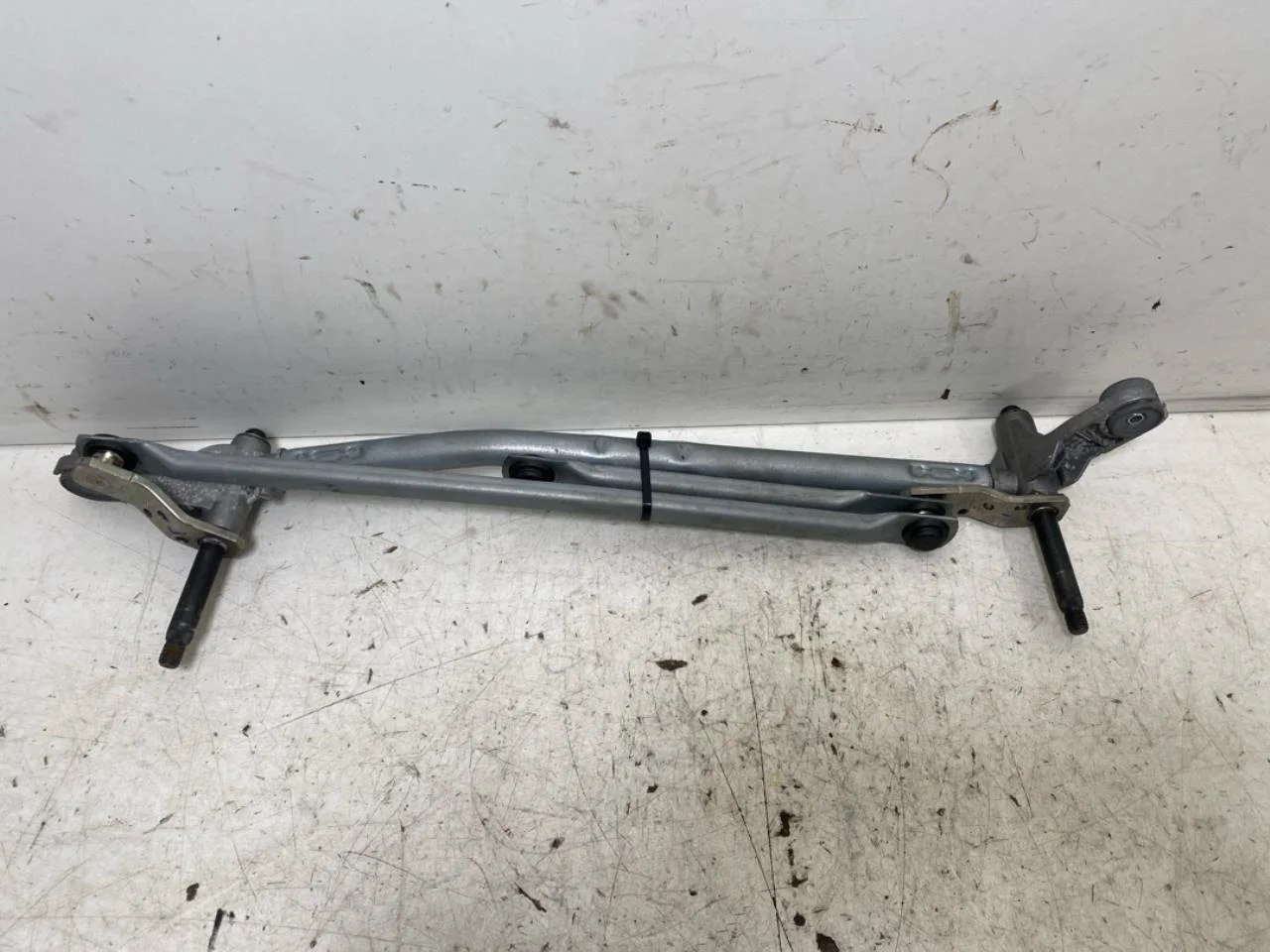Fisker OCEAN Windshield wiper linkage view 4