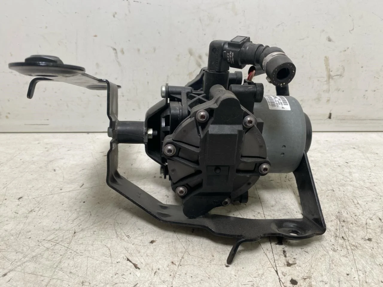 Ford E-TRANSIT 2022- Vacuum pump view 2