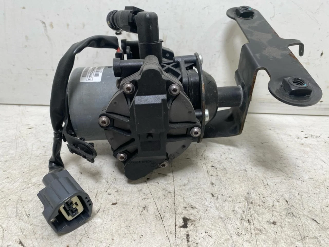 Ford E-TRANSIT 2022- Vacuum pump view 3