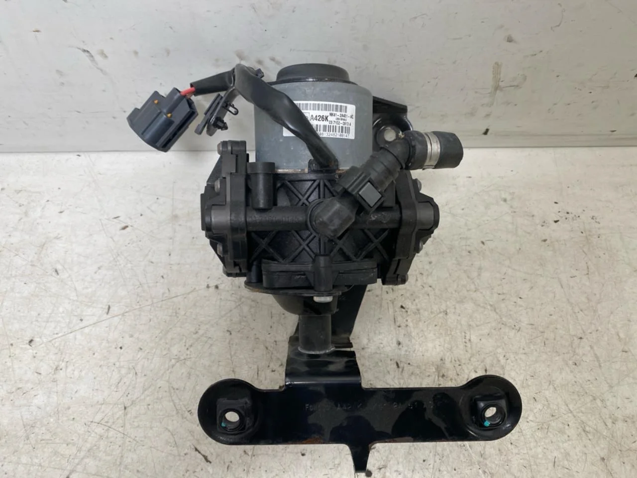 Ford E-TRANSIT 2022- Vacuum pump view 4