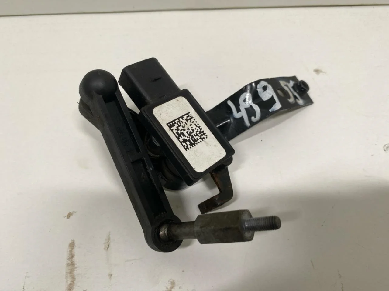 Volkswagen ID.4 2021- Level control / air suspension sensor view 2
