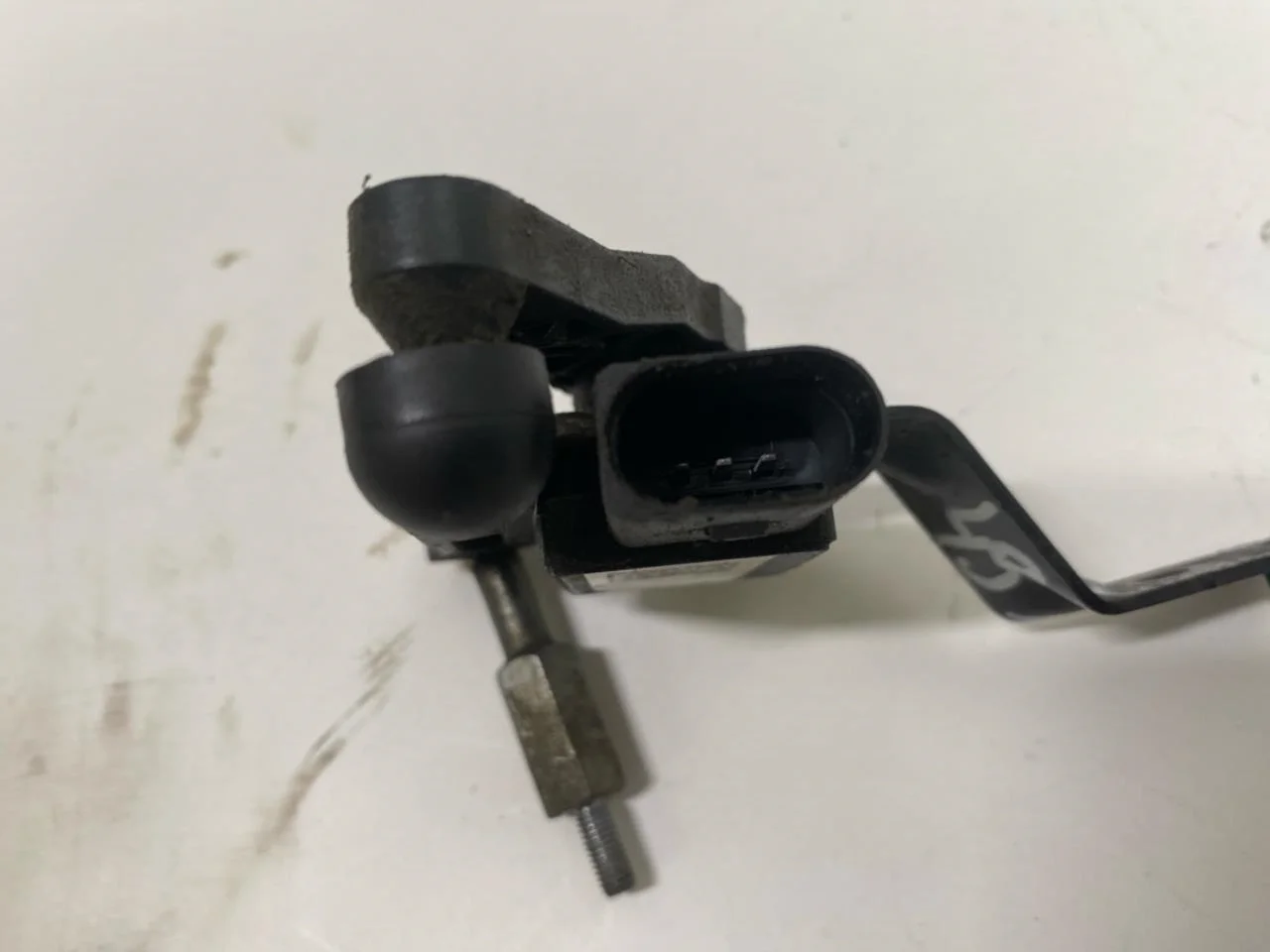 Volkswagen ID.4 2021- Level control / air suspension sensor view 3